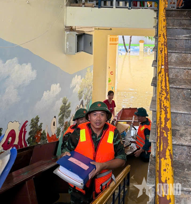 Ban Chỉ huy Phòng thủ Khu vực 2-Tam Điệp khẩn trương giúp dân trong mưa lũ